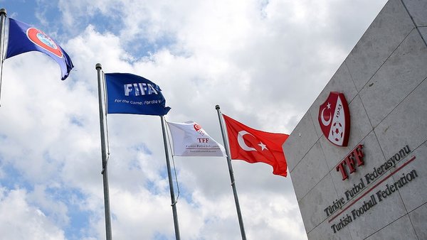 Futbolu sahadaki adalet üzerinden okumak