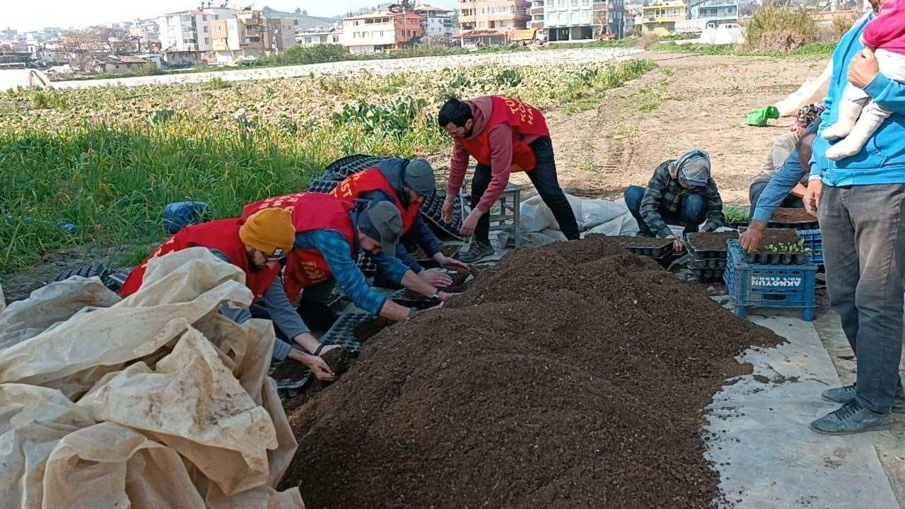 Deprem bölgesinden – 5: “Okumuş insan emekçi halkına karşı sorumludur!” sözünü pratiğe taşıdık