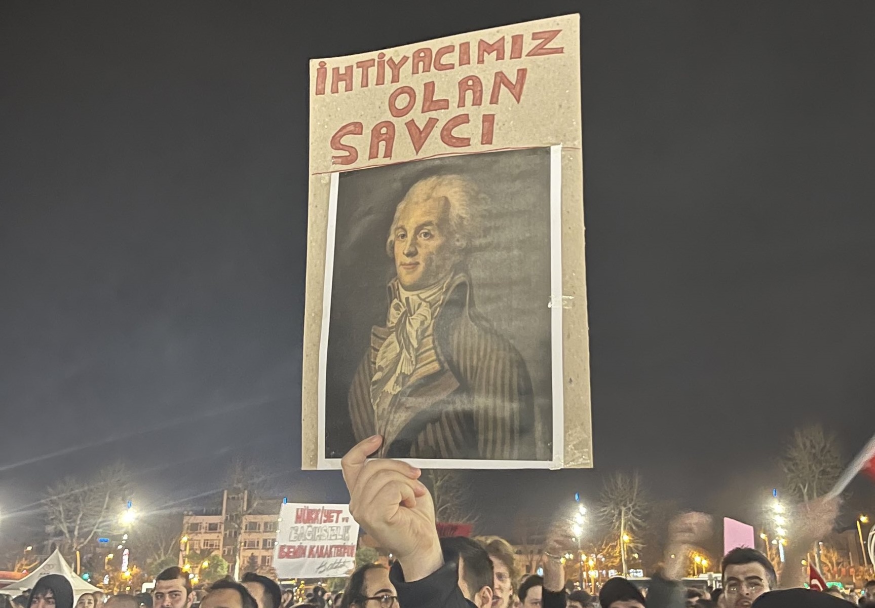 Robespierre, geri dön!